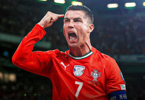 Cristiano Ronaldo pointing to his forehead