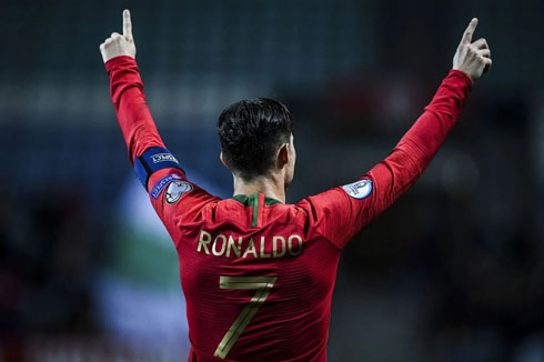 Cristiano Ronaldo raises his two arms to the sky