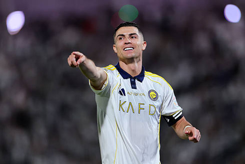 Cristiano Ronaldo passing instructions in Al Nassr game