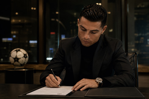 Cristiano Ronaldo signing contract
