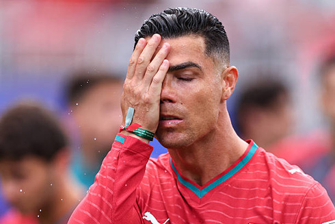 Cristiano Ronaldo spilling water on his face