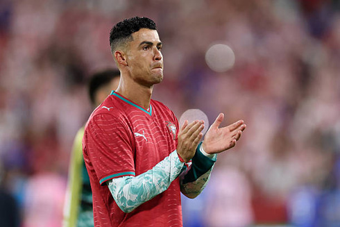 Cristiano Ronaldo applauding fans