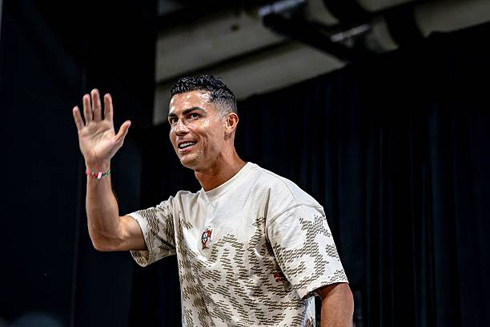Cristiano Ronaldo raising his right hand to wave goodbye