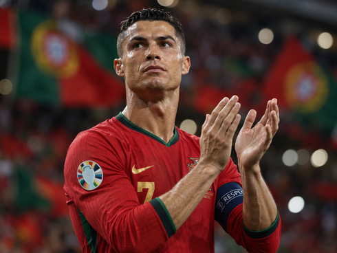 Cristiano Ronaldo applauses with Portugal