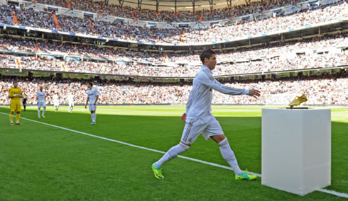 Cristiano Ronaldo showing the Golden Shoe (Boot) at the Santiago Bernabéu