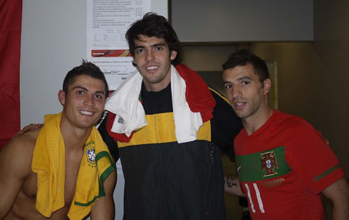 Cristiano Ronaldo, Kaká and Simão Sabrosa taking a photo