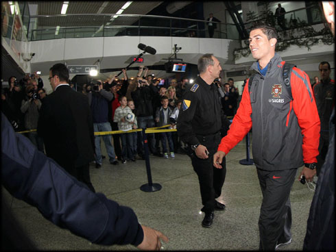 Cristiano Ronaldo reaction to Messi chants, from Bosnian fans at the airport