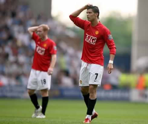 Cristiano Ronaldo and Paul Scholes scratching heads