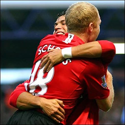 Cristiano Ronaldo hugging Paul Scholes, in a Manchester United game