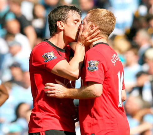 Paul Scholes and Gary Neville gay kissing, at Manchester United