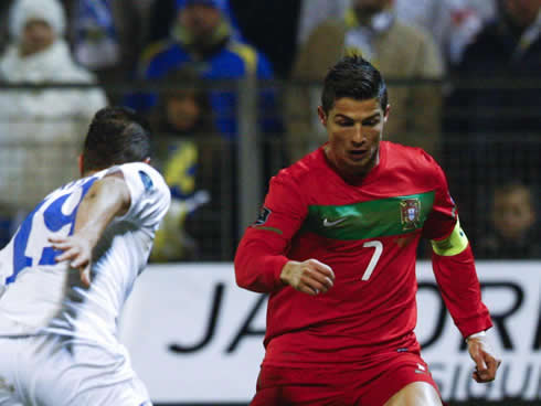 Cristiano Ronaldo dribbling a Bosnian defender