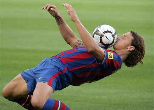 Zlatan Ibrahimovic controlling the ball on his chest, in Barcelona presentation
