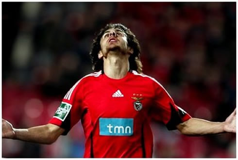 Aimar praying on the field, while playing for Benfica