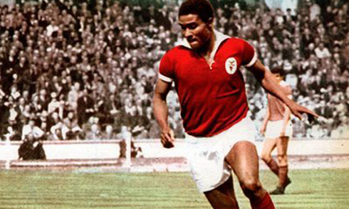 Eusébio playing for S.L. Benfica