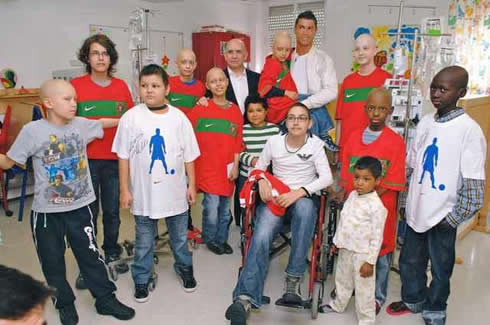 Cristiano Ronaldo in a solidarity action, at a Portuguese hospital