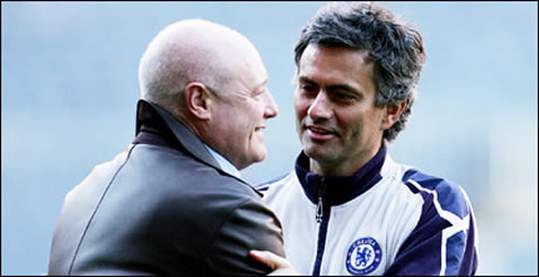 Peter Kenyon talking with José Mourinho at Chelsea