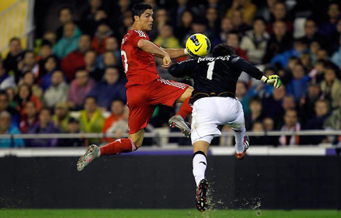 Cristiano Ronaldo anticipating Diego Alves from Valencia, before scoring a goal in Mestalla