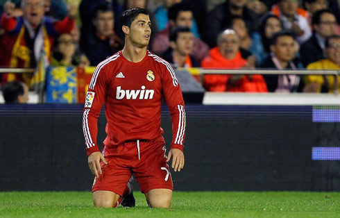 Cristiano Ronaldo on his knees, with the new Real Madrid red jersey, in La Liga BBVA