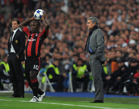 Clarence Seedorf making a throw-in, in a Real Madrid vs AC Milan game, with José Mourinho near him