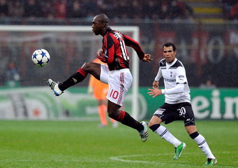 Seedorf controlling the ball in a match between AC Milan and Tottenham
