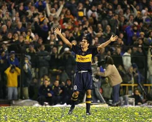 Juan Román Riquelme being applauded as a hero in Boca Juniors