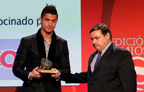 Cristiano Ronaldo being handed the award from newspaper As, in 2011