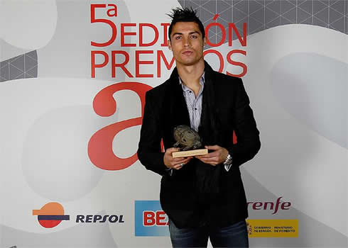 Cristiano Ronaldo posing with his award in As.com gala 2011