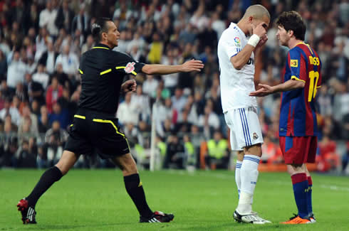 Pepe telling Lionel Messi he is crazy, in a Real Madrid vs Barcelona match