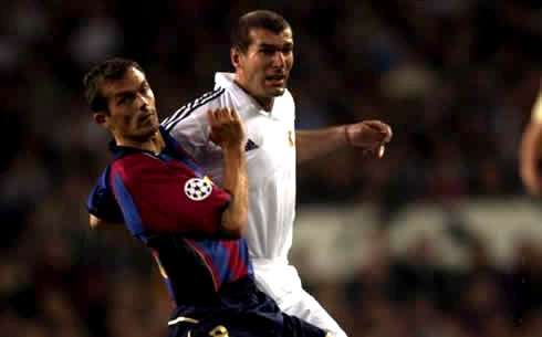 Philip Cocu and Zinedine Zidane playing in Barcelona vs Real Madrid