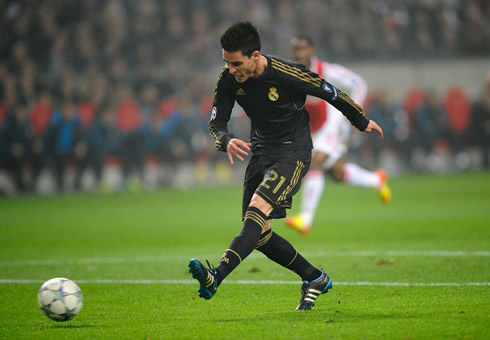 Callejón shooting with his left-foot, in Ajax vs Real Madrid