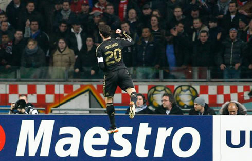 Higuaín flying on the air in Ajax vs Real Madrid