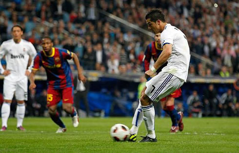 Cristiano Ronaldo penalty kick goal in Real Madrid vs Barcelona, at the Santiago Bernabéu