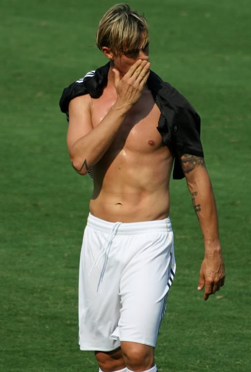 Guti Hernández shirtless, showing his body abs and muscles, in a Besiktas training session