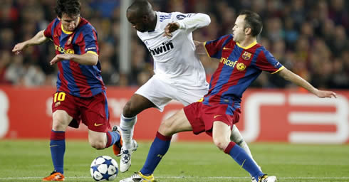Lass Diarra fighting for the ball with Messi and Iniesta, in a Real Madrid vs Barcelona Clasico