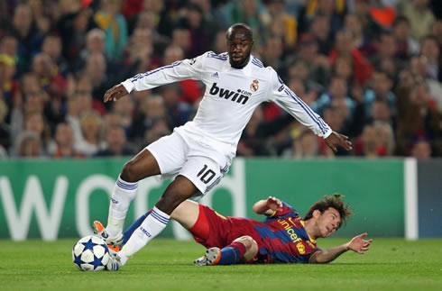 Lass Diarra tackling Lionel Messi, in a Barcelona vs Real Madrid game