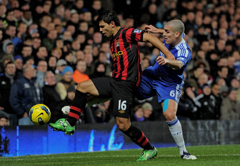 Oriol Romeu vs Serio Kun Aguero, in a Chelsea vs Manchester City game in the English Premier League