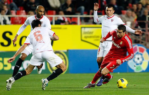 Cristiano Ronaldo dribbling Kanoute and two Sevilla defenders