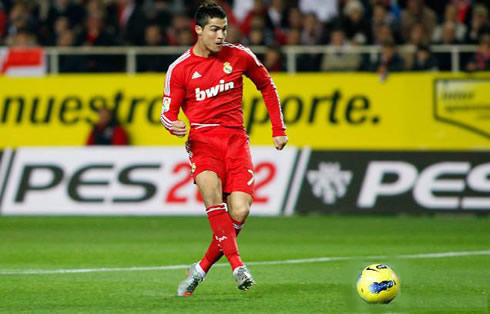 Cristiano Ronaldo scoring form the penalty kick spot