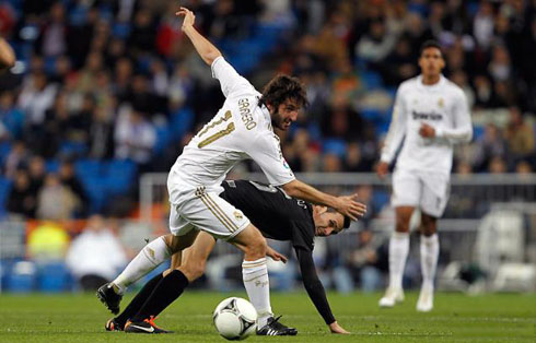 Esteban Granero recovering the ball for Real Madrid