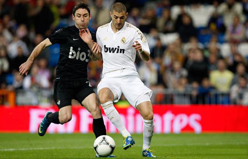 Karim Benzema holding the ball in Real Madrid vs Ponferradina, in the Copa del Rey 2011-2012