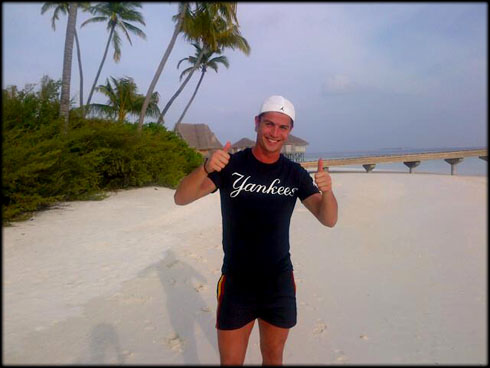 Cristiano Ronaldo on vacations/holidays, in a Paradise island, wearing a Yankees blue/black t-shirt