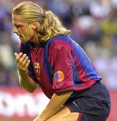 Emmanuel Petit bleeding while being a Barcelona player