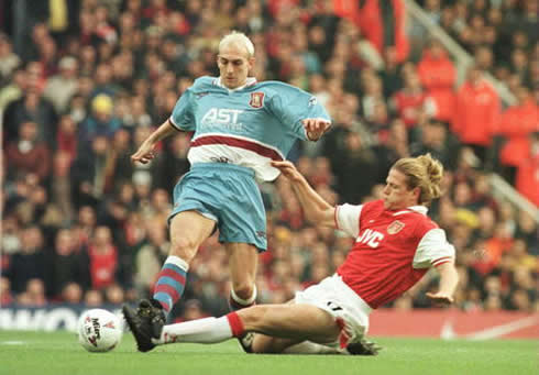 Emmanuel Petit playing as defensive midfielder and tackling an opponent in Arsenal