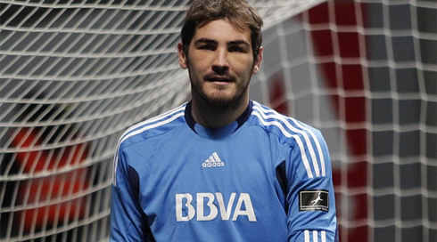 Iker Casillas with his face all swollen from an allergic reaction and making a joke about Rocky Balboa