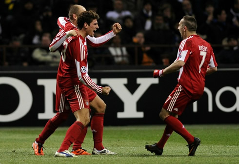 Mario Gomez, Ribery and Arjen Robben, in a goal celebration for Bayern Munich, in 2011/2012