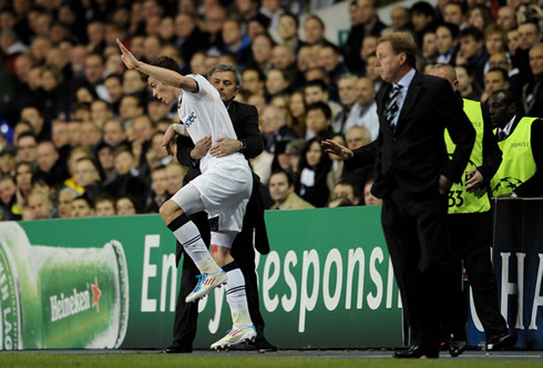 José Mourinho holding the Welsh Gareth Bale, in Real Madrid vs Tottenham