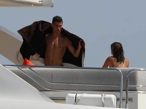 Cristiano Ronaldo with a towel