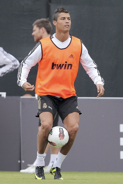 CR7 holding the ball between his legs