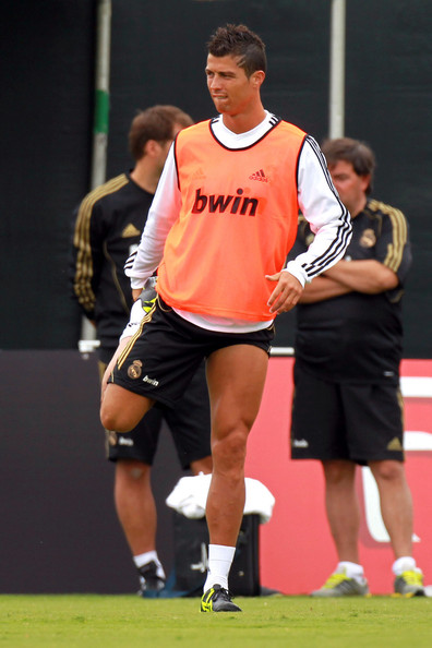 Cristiano Ronaldo stretching the right leg