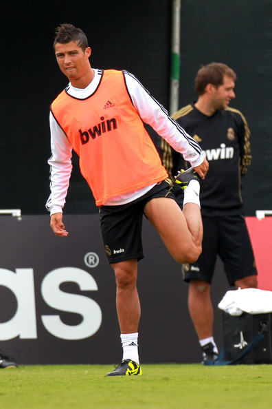 CR7 stretching the left leg